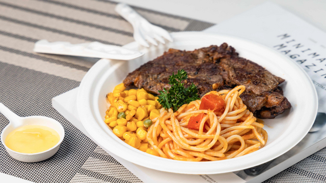 Bagasse plate with pasta and steak_5067_2850