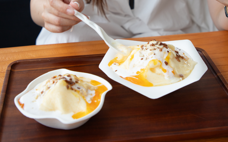 bagasse-ice-cream-tableware-serving-scene-04-warmpack.png